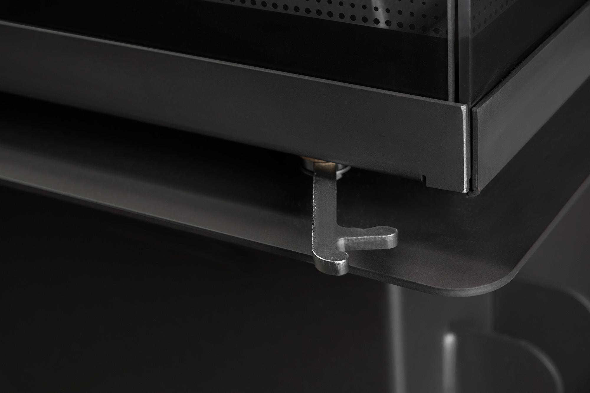 Каминная топка пристенная с тремя стеклами и черным шамотом EcoKamin Дельта 1000BV