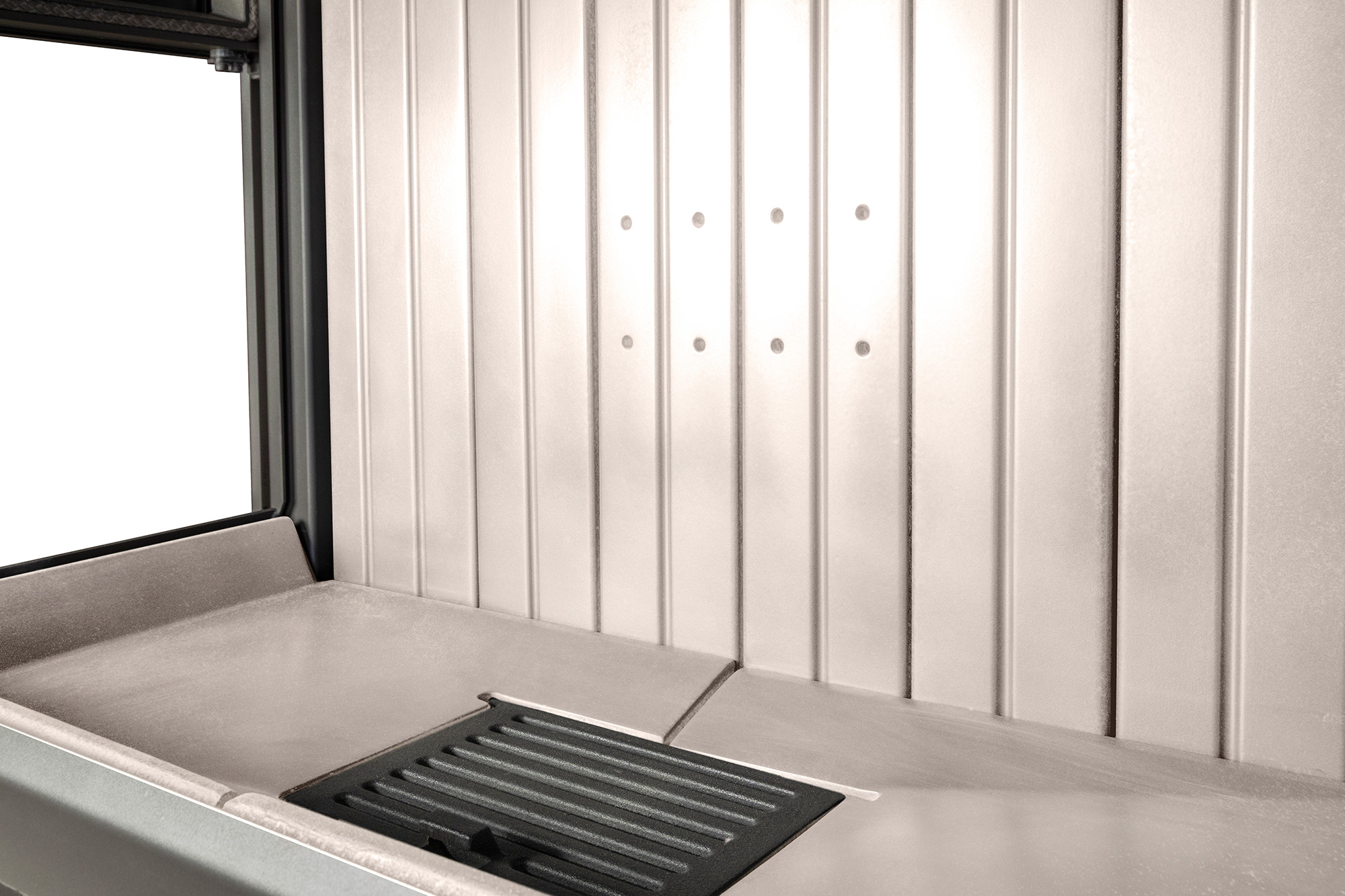 Каминная топка с тремя стеклами и вертикальной ламелью EcoKamin Дельта 1000V