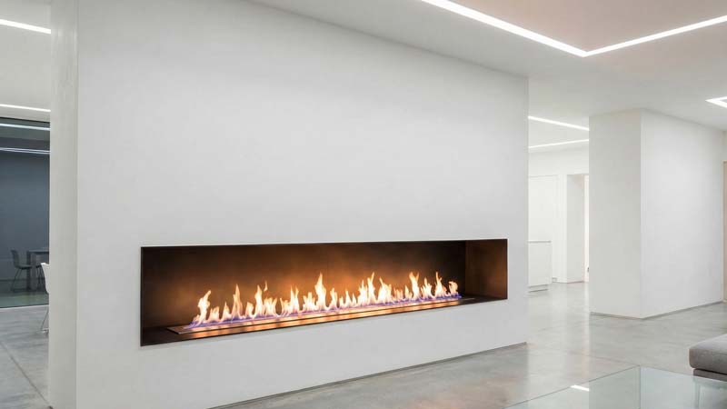 Встроенный линейный биокамин в минималистичном белом интерьере с бетонным полом