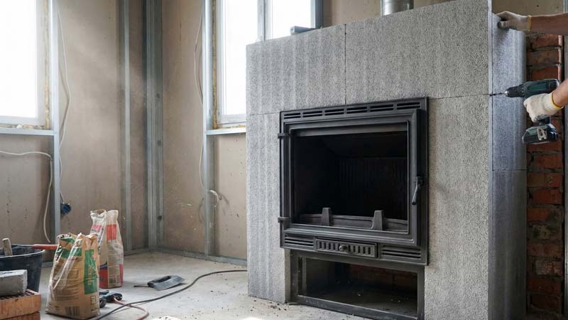 Черновой монтаж чугунной топки и термоизоляции камина