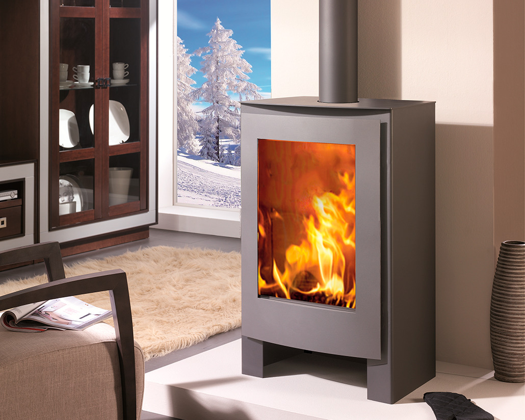 Печь-камин дровяная пристенная стальная с прямым стеклом и выходом дымохода сверху Panadero Nevada