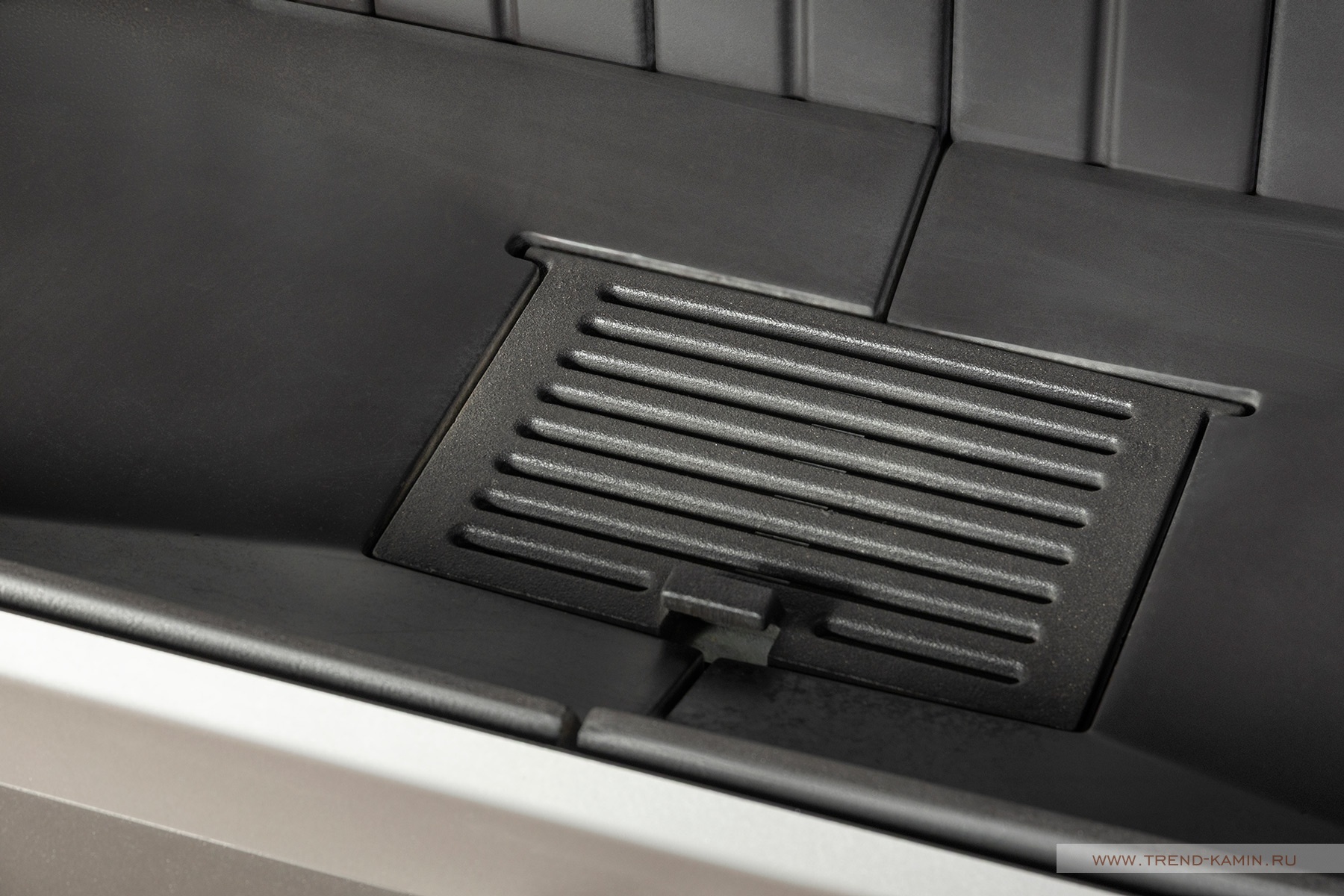 Каминная топка пристенная с тремя стеклами и черным шамотом EcoKamin Дельта 1000BV