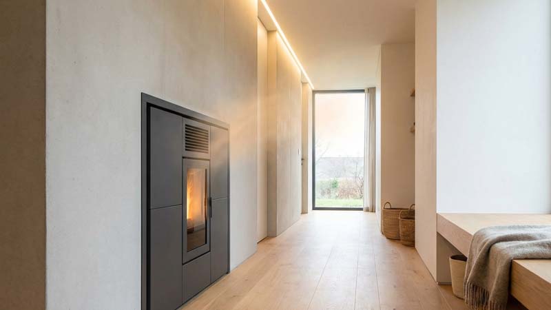 Встроенный камин в современном минималистичном коридоре