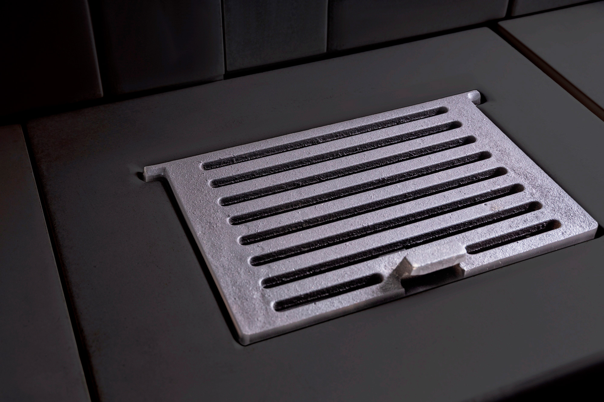 Каминная топка с двумя стеклами и черным шамотом EcoKamin Дельта 1000LB