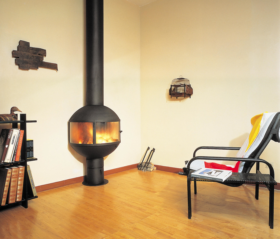 Камин пристенный подвесной с панорамным стеклом Focus Edofocus 631