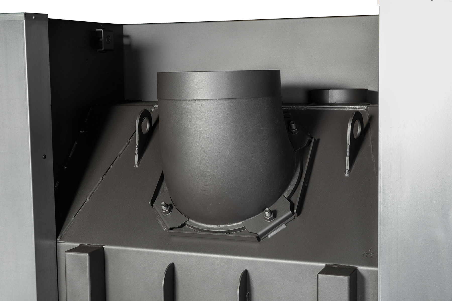 Каминная топка пристенная с тремя стеклами и черным шамотом EcoKamin Дельта 1000BV