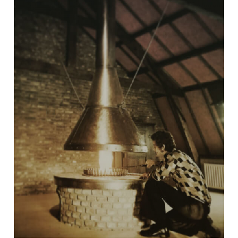 Стальной камин центральный с дровницей Boley B.Black 2