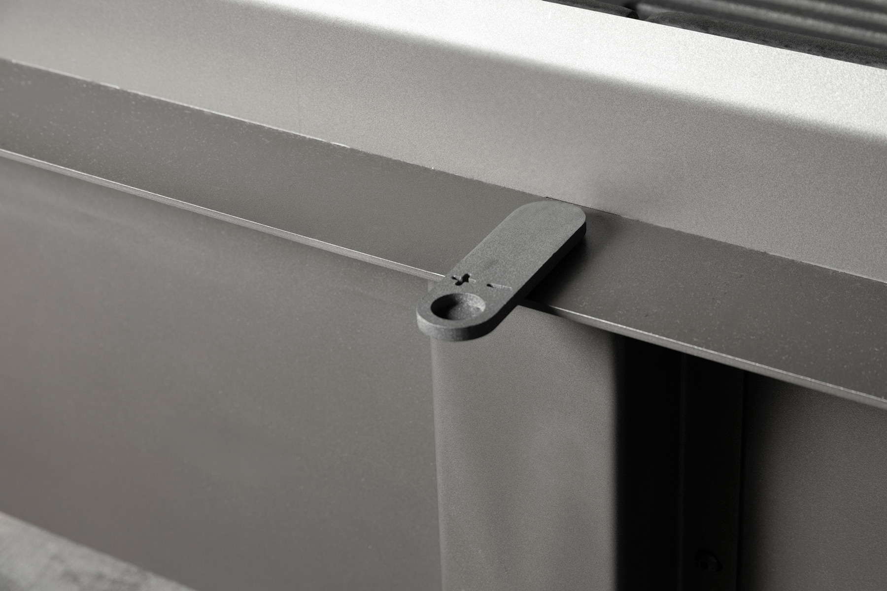 Каминная топка пристенная с тремя стеклами и черным шамотом EcoKamin Дельта 1000BV