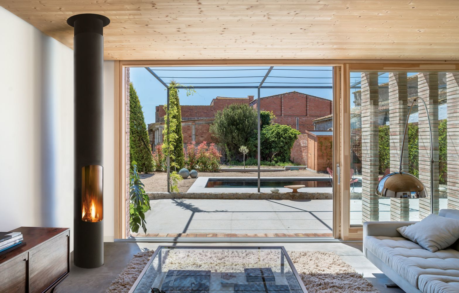 Камин островной со сбалансированной тягой черный Focus Slimfocus