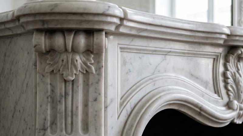 Детали резного каминного портала из белого каррарского мрамора