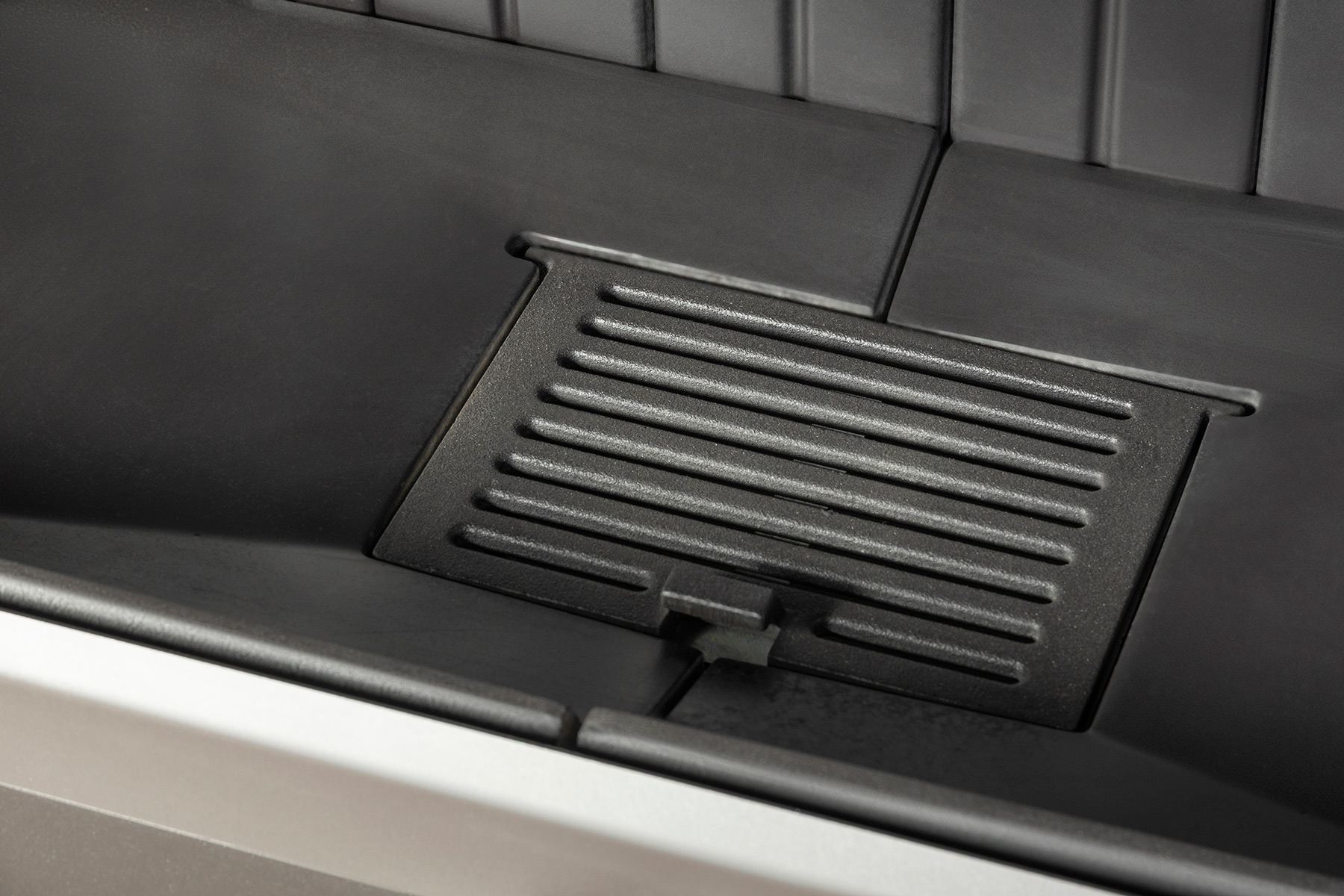 Каминная топка пристенная с тремя стеклами и черным шамотом EcoKamin Дельта 1000BV