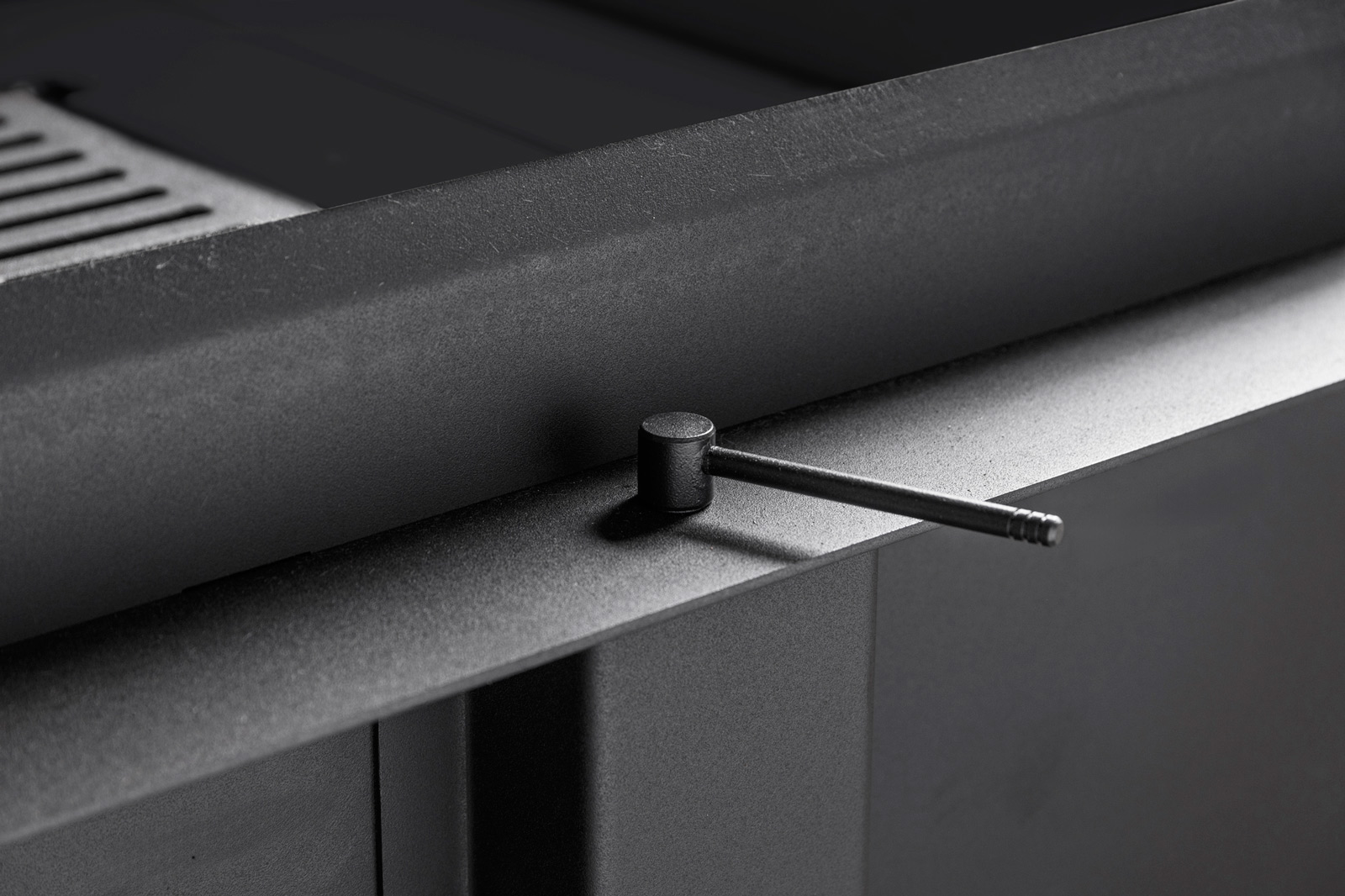 Каминная топка угловая с двумя стеклами и черным шамотом Экокамин Дельта 800LB