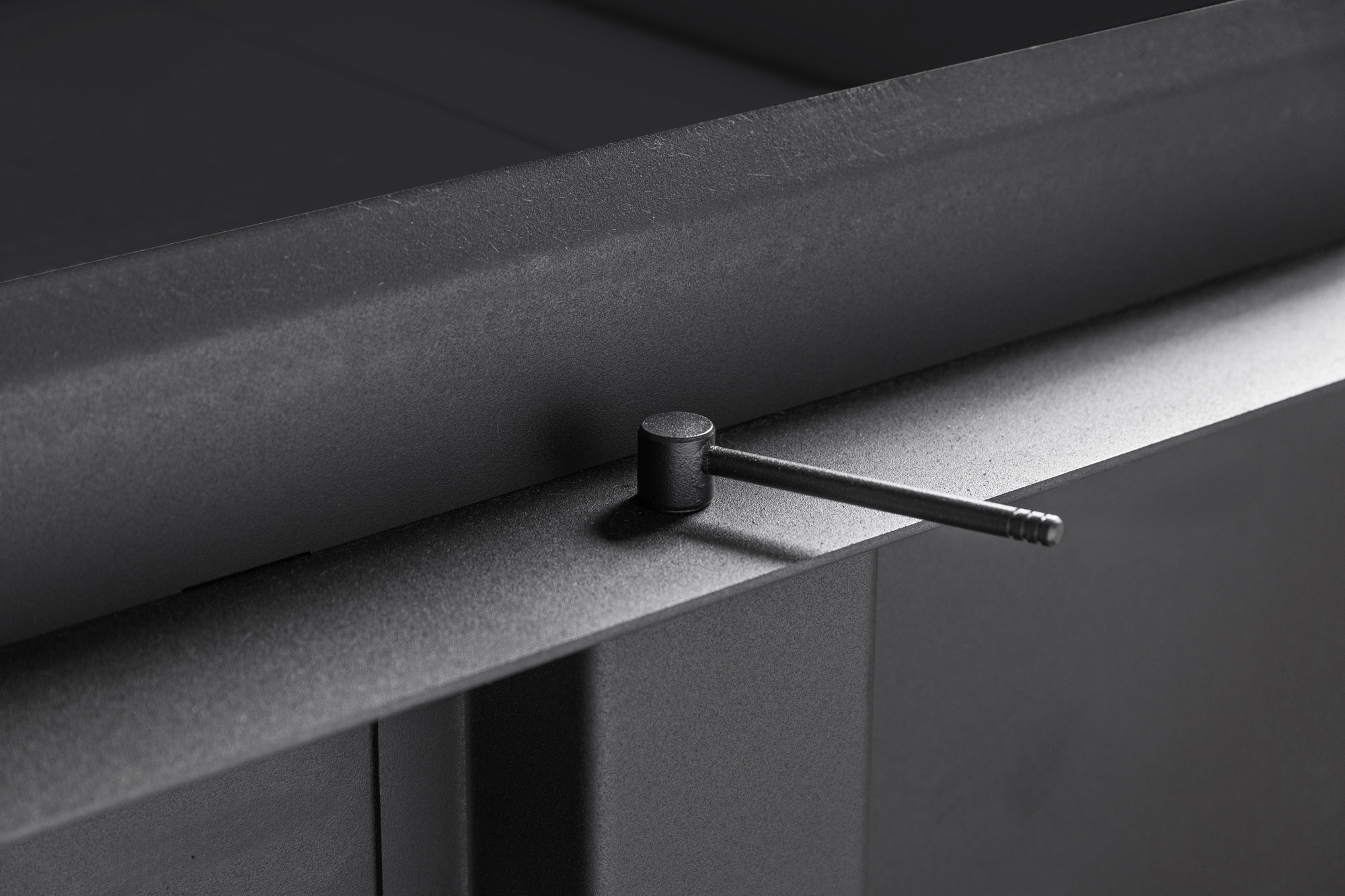 Каминная топка с угловым стеклом и черным шамотом EcoKamin Дельта 800LB