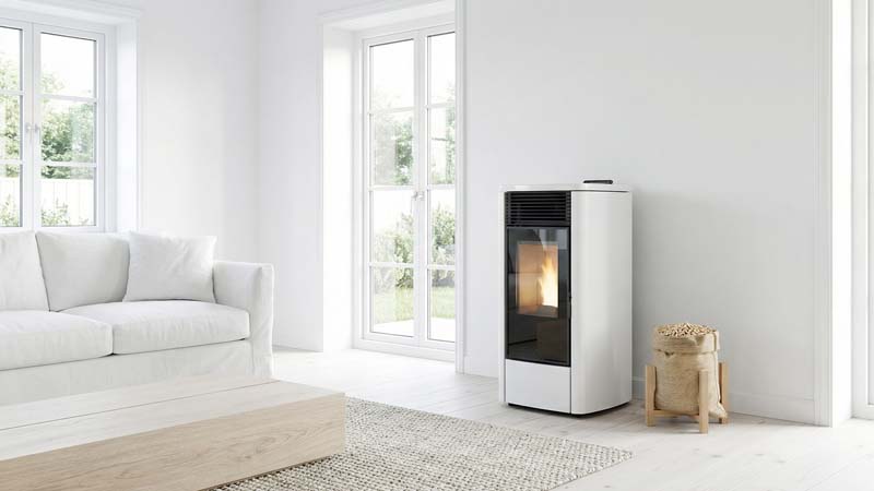 Минималистичный дизайн со светлой печью и мешком пеллет