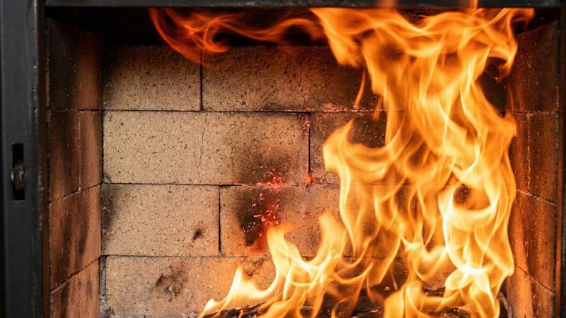 Интенсивное пламя в топке камина с шамотной футеровкой