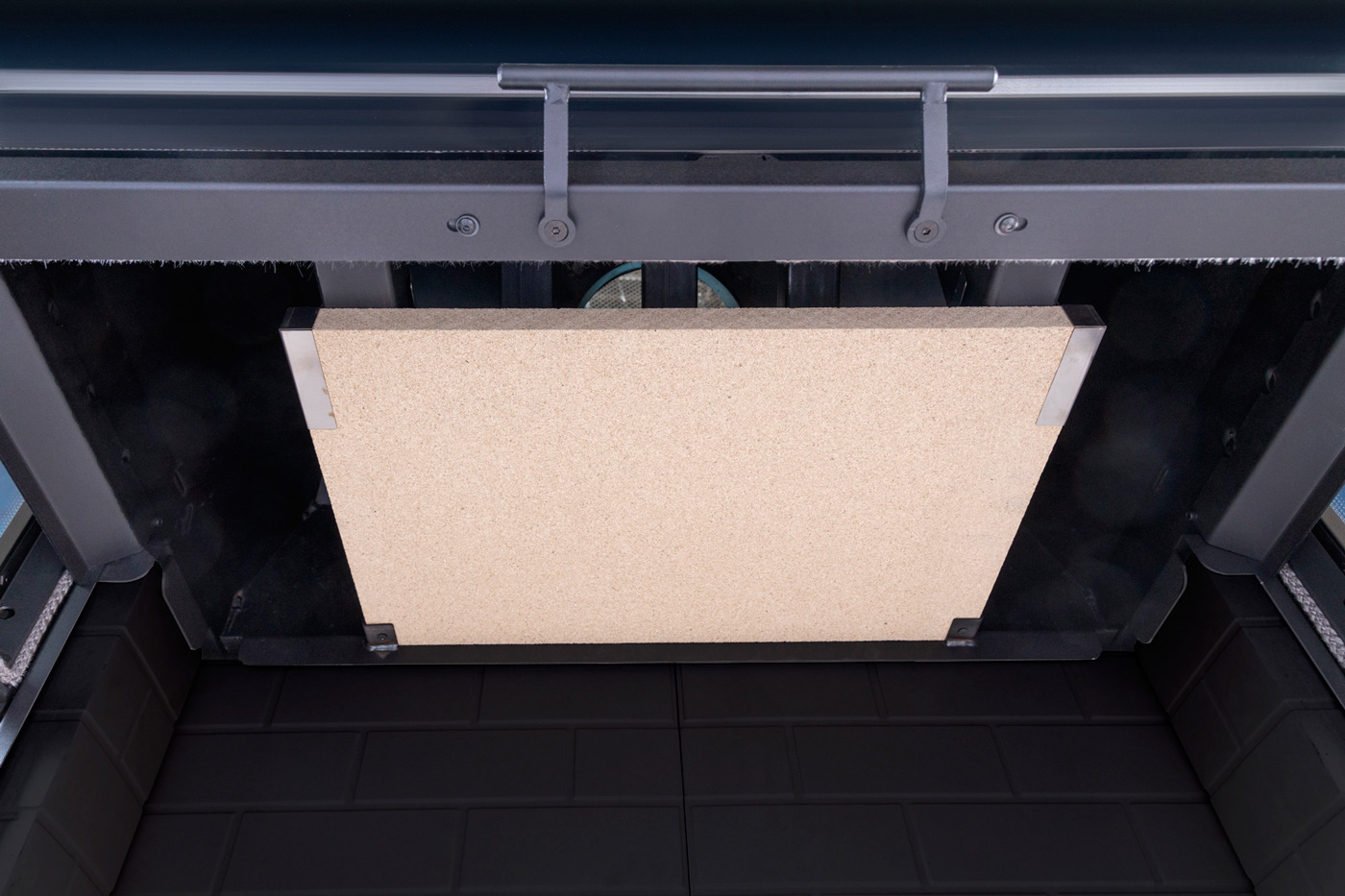 Каминная топка трехсторонняя с подовым горением ЭкоКамин Дельта 1200B три стекла принтинг черный шамот