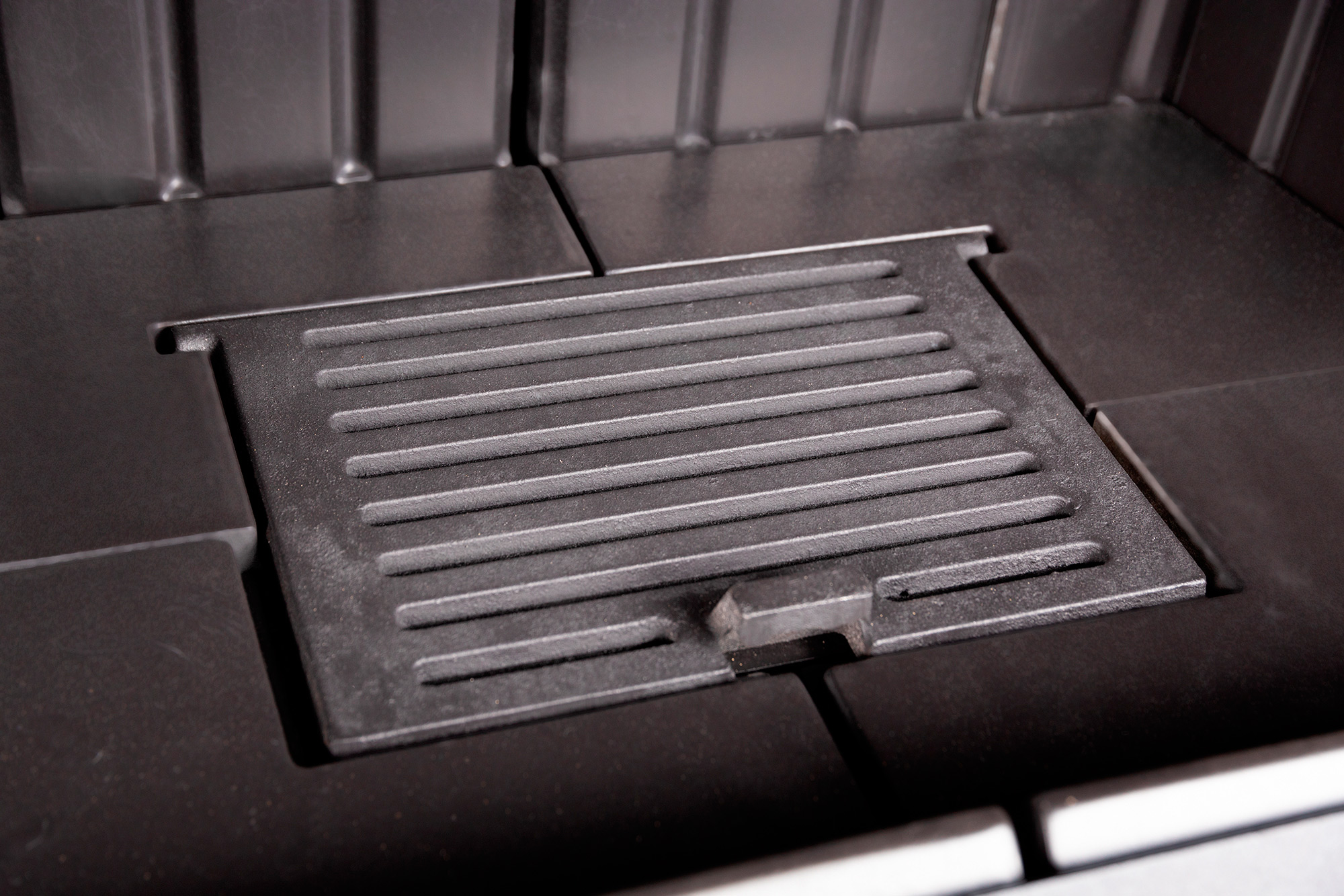 Каминная топка с футеровкой черный шамот и прямым стеклом EcoKamin Вега 800B