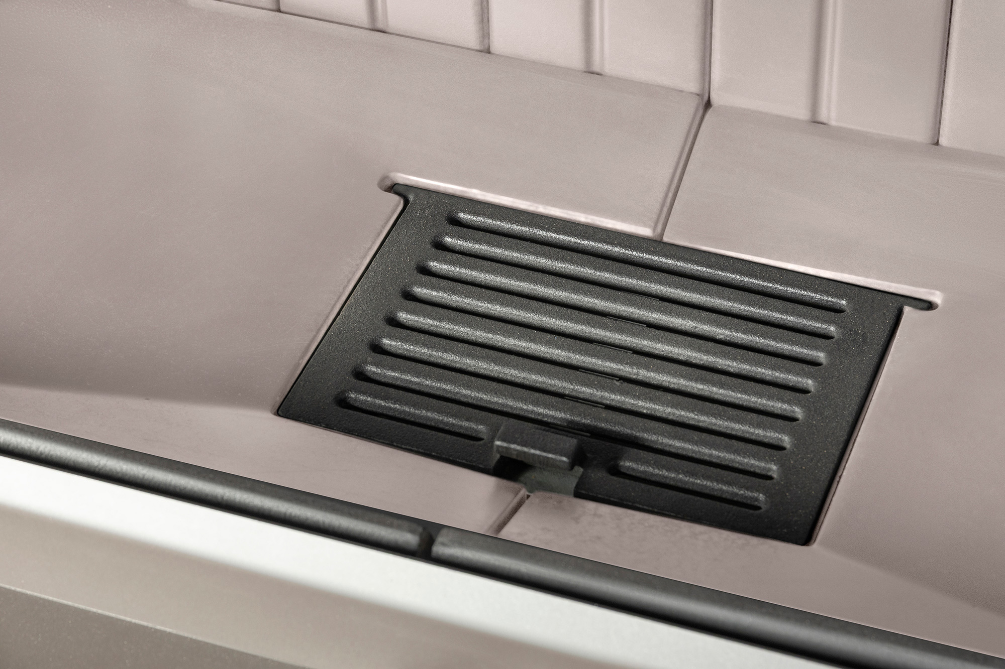 Каминная топка с тремя стеклами и вертикальной ламелью EcoKamin Дельта 1000V