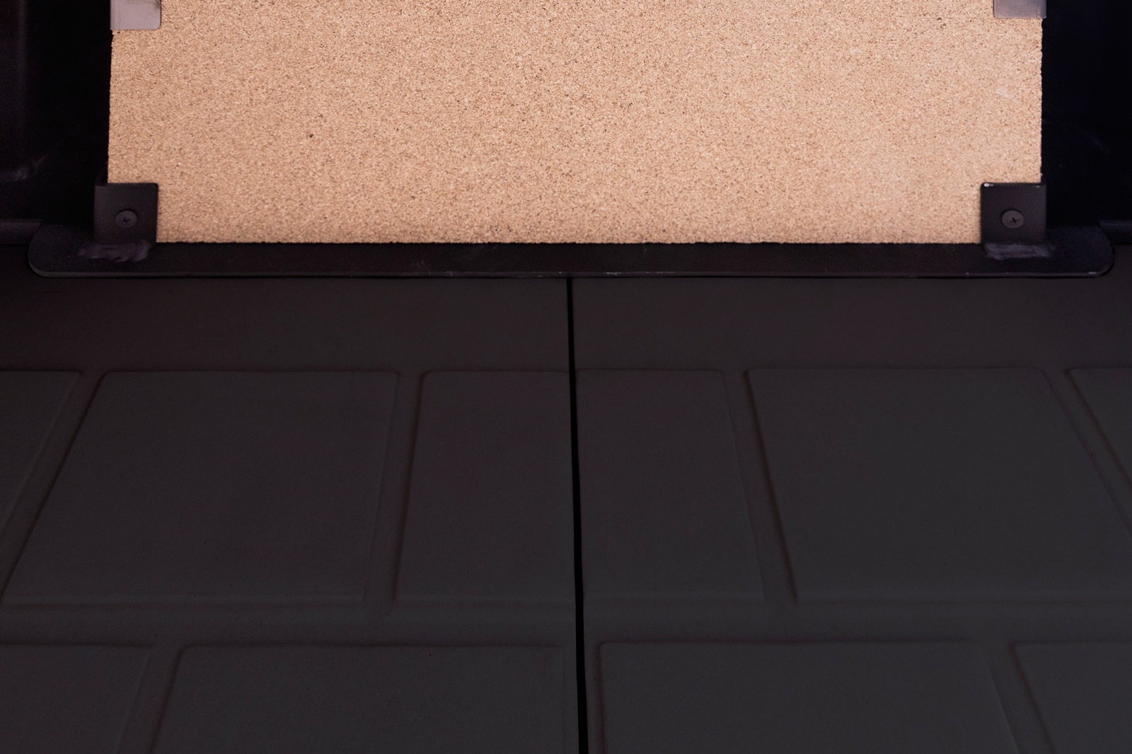 Каминная топка с угловым стеклом и черным шамотом EcoKamin Дельта 800LB